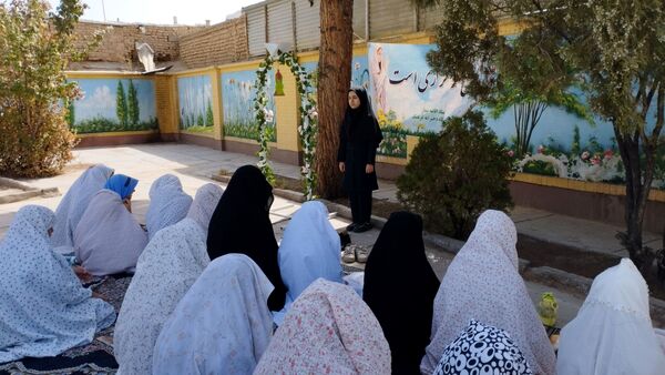 آیین نواختن زنگ نماز در مدرسه فرهنگ شهرستان خلیل آباد 