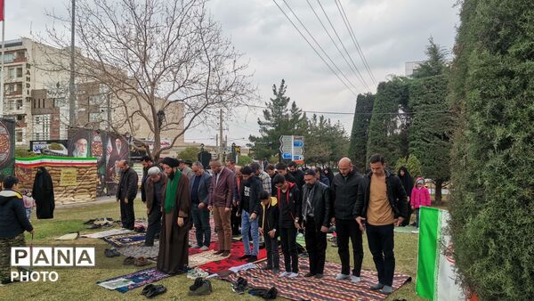  اقامه نماز ظهرِ روز طبیعت در جبهه خیابان