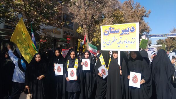 حضور پرشور دانش‌آموزان در راهپیمایی روز ۱۳ آبان