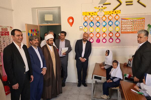 آیین نواختن زنگ ایثار و مقاومت در مدارس آباده