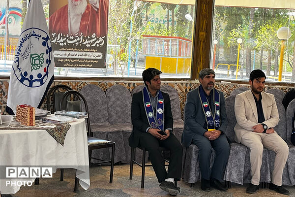 ‌تجلیل از دانش‌آموز خبرنگاران فعال پانا در شب‌های قرار ایستادگی آباده