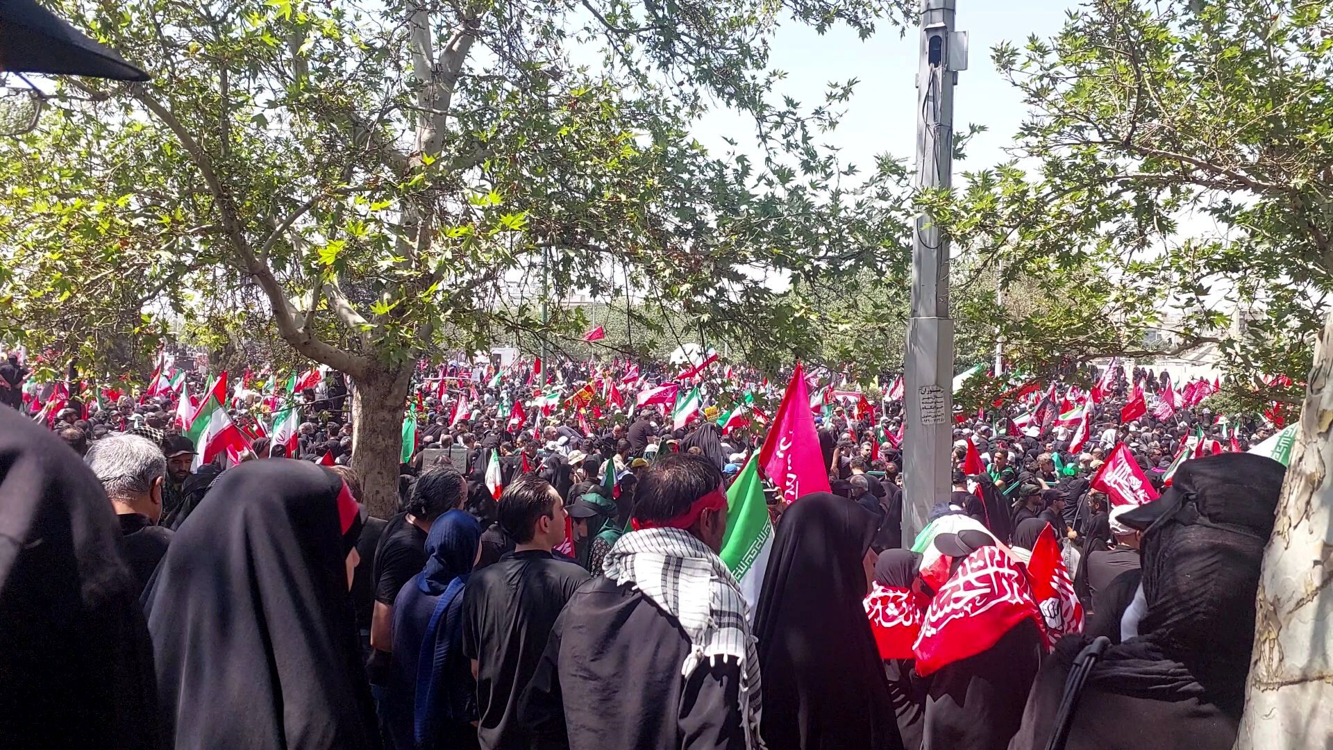 موج جمعیت در خیابان‌های تهران برای بدرقه رهبر شهید