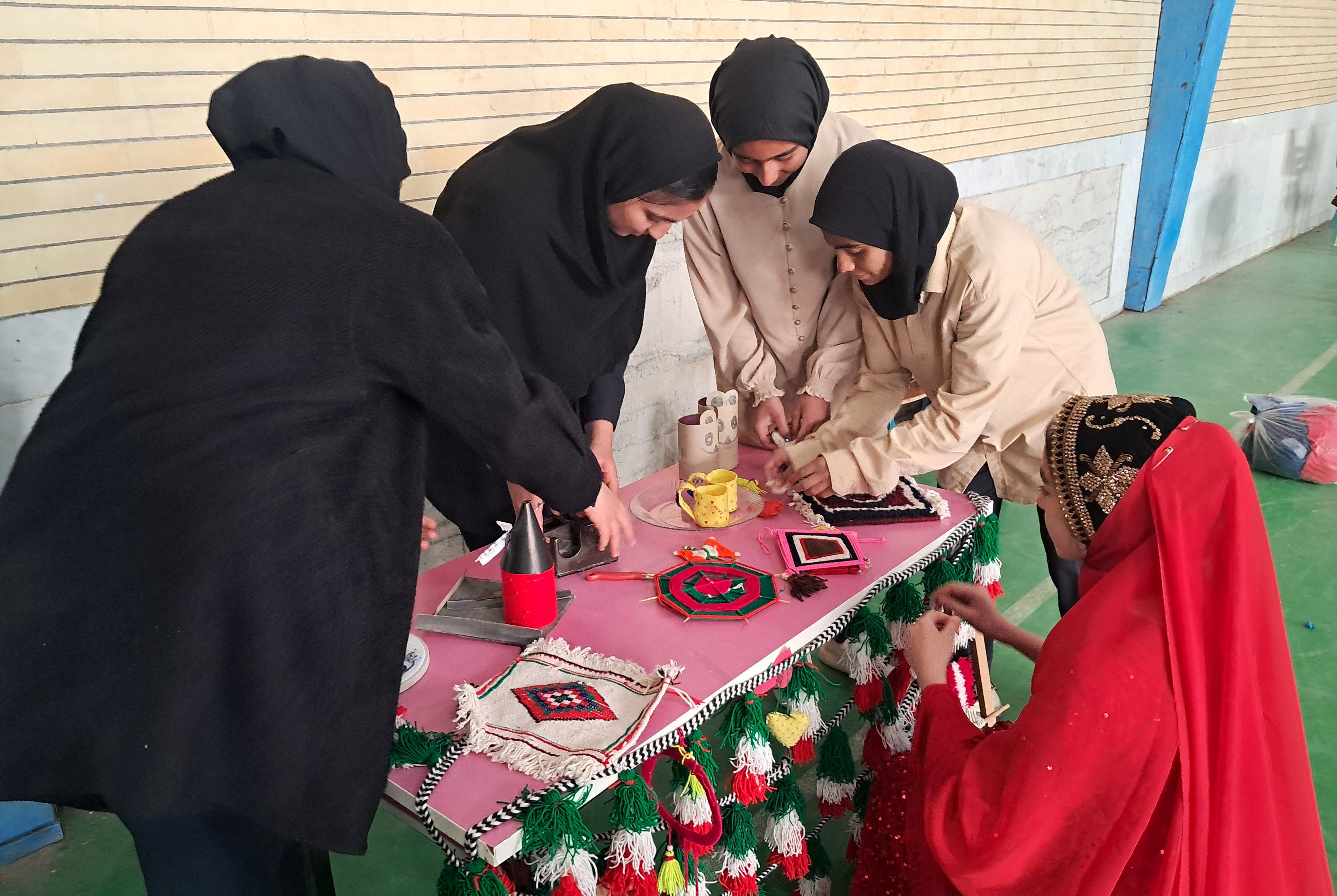 بازارچه دست‌سازه‌های دانش‌آموزی منطقه میانکوه