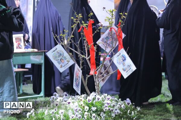 شکوه حضور دختران ساوجبلاغ در جشن دهه کرامت 