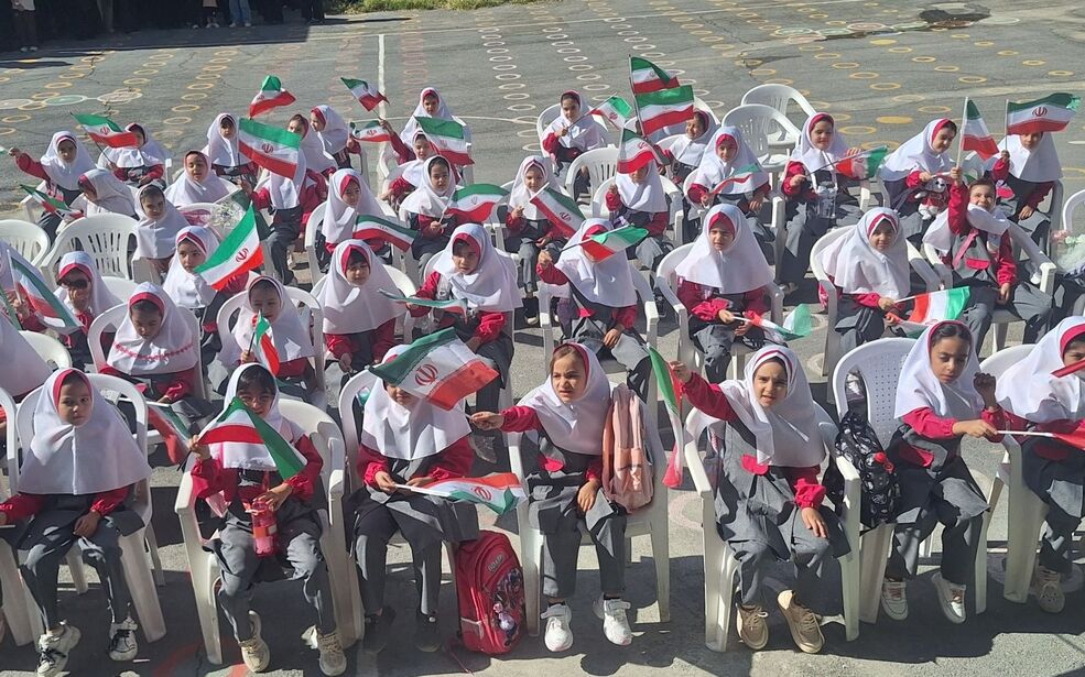 طنین شور و نشاط شکوفه‌های کلاس اولی در دبستان پروین اعتصامی شازند
