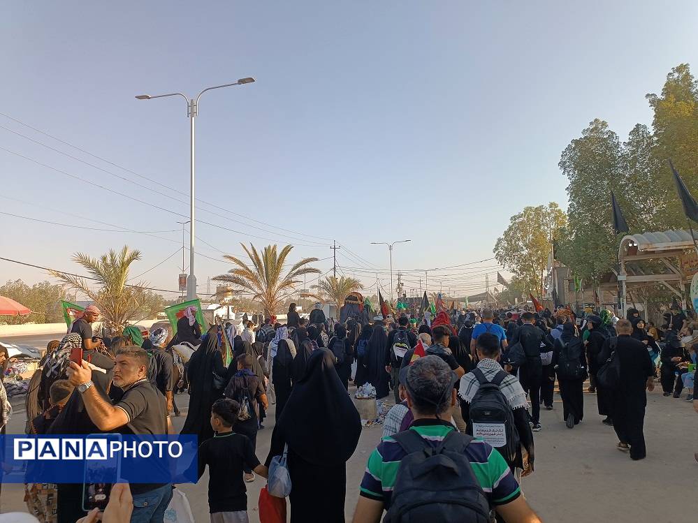 حضور زائران در مراسم پیاده‌روی اربعین حسینی