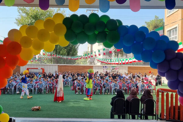 جشن شکوفه‌ها در دبستان آذر صابر ناحیه ۴ شیراز 