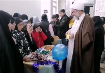 برپایی ایستگاه‌های صلواتی دانش‌آموزان دیباج در گلزار شهدای گمنام به مناسبت ولادت امام زمان (عج)