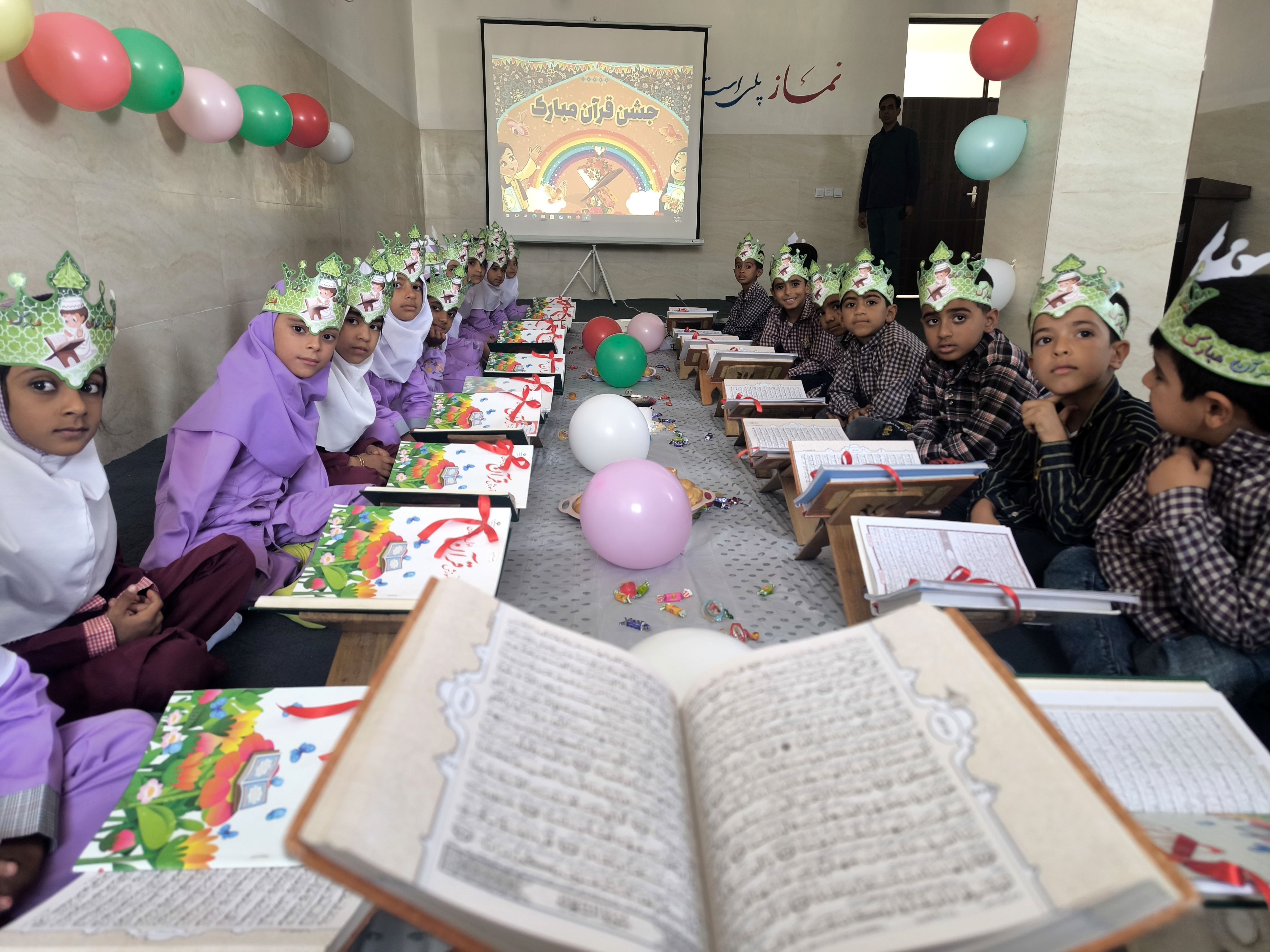 جشن قرآن کلاس اولی‌ها در دبستان شهید بهشتی قلعه‌گنج
