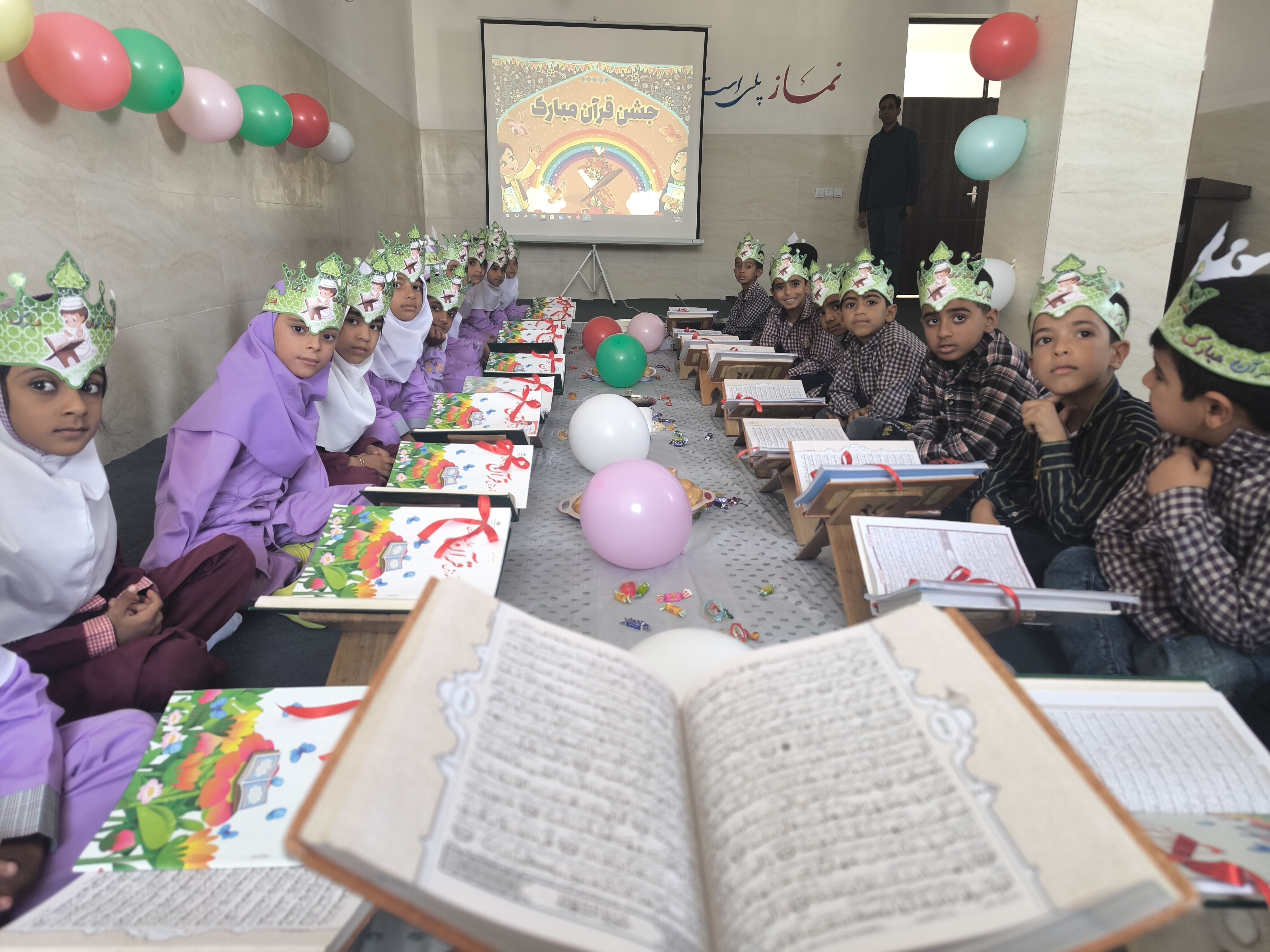 جشن قرآن کلاس اولی‌ها در دبستان شهید بهشتی قلعه‌گنج