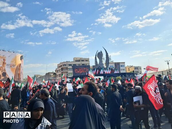  آخرین  وداع  ملت ایران با رهبر شهید در روز تشییع 