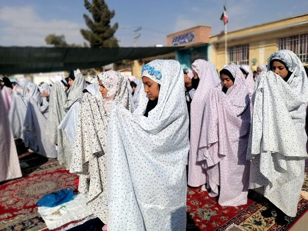 اقامه نماز باران  در دبستان ناهید نخودی 