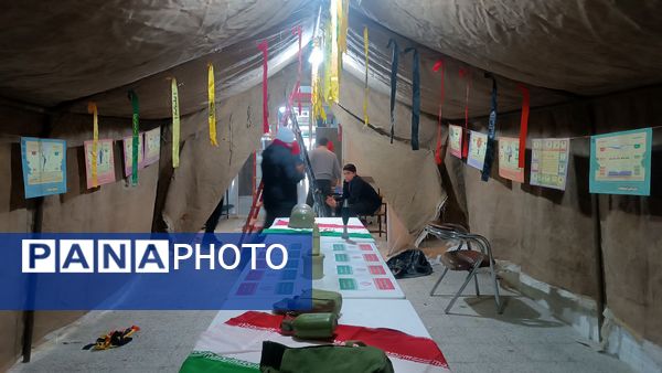 آماده‌سازی نمایشگاه انقلاب به‌‎مناسبت دهه فجر در دبیرستان شاهد ابوذر غفاری نیشابور 