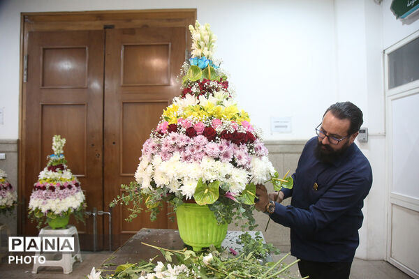 گل آرایی ضریح مطهر حضرت معصومه(س) در شب میلاد امام رضا(ع)