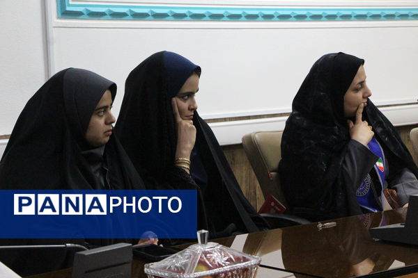 نشست ریاست سازمان دانش‌آموزی با مدیر آموزش و پرورش ناحیه یک یزد