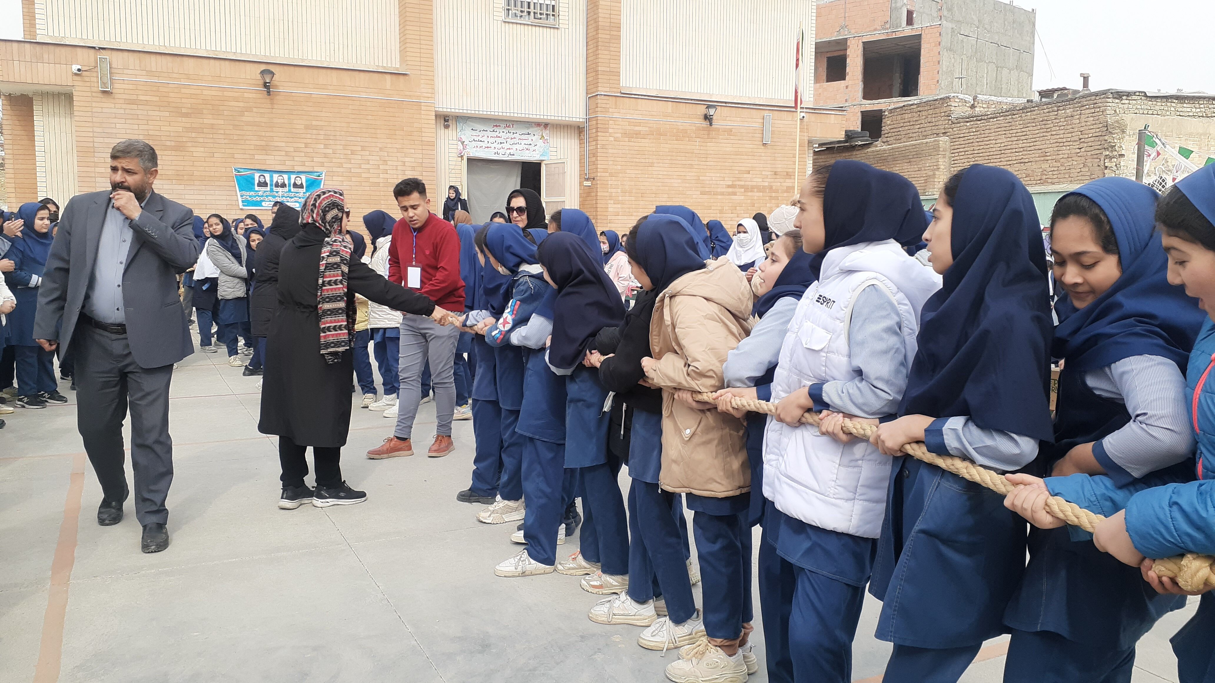 مسابقات طناب‌کشی در مدرسه دخترانه ضحی ۲ شهرستان شیروان