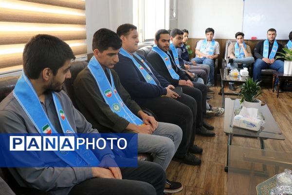 دیدار دانش‌آموزان پسر پیشتاز با مدیر سازمان دانش‌آموزی خراسان رضوی