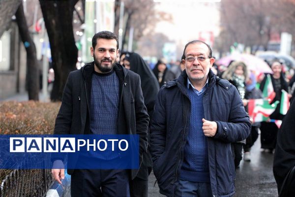 خلاقیت و نشاط دانش‌آموزی در غرفه‌های آموزش و پرورش در مسیر راهپیمایی ۲۲ بهمن