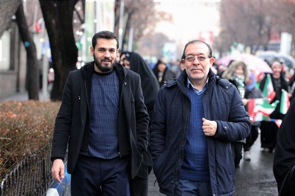 خلاقیت و نشاط دانش‌آموزی در غرفه‌های آموزش و پرورش در مسیر راهپیمایی ۲۲ بهمن