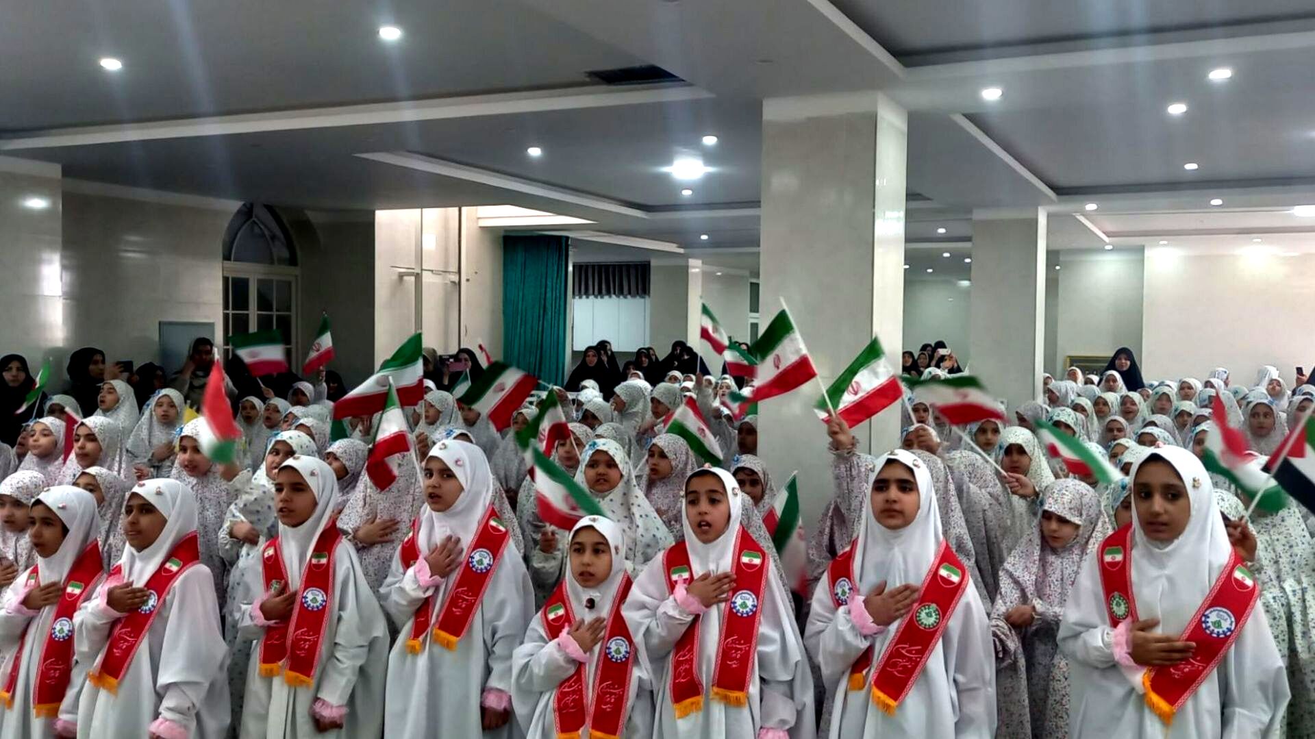 جشن تکلیف جمعی از غنچه‌های باغ ایمان در شهرستان کمیجان 