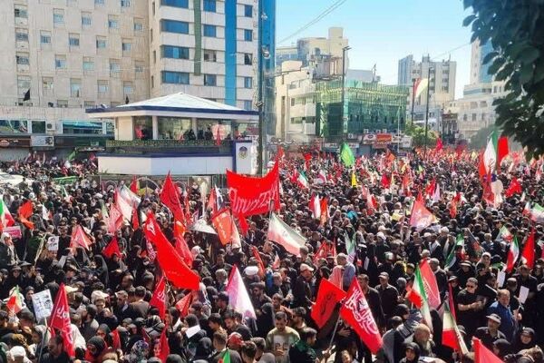 تجمع باشکوه مردم در مشهد؛ وداعی پرشور در آیین تشییع رهبر