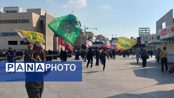 حضور پرشور دانش‌آموزان و اقشار مختلف مردم مشهد در راهپیمایی یوم‌الله ۱۳ آبان