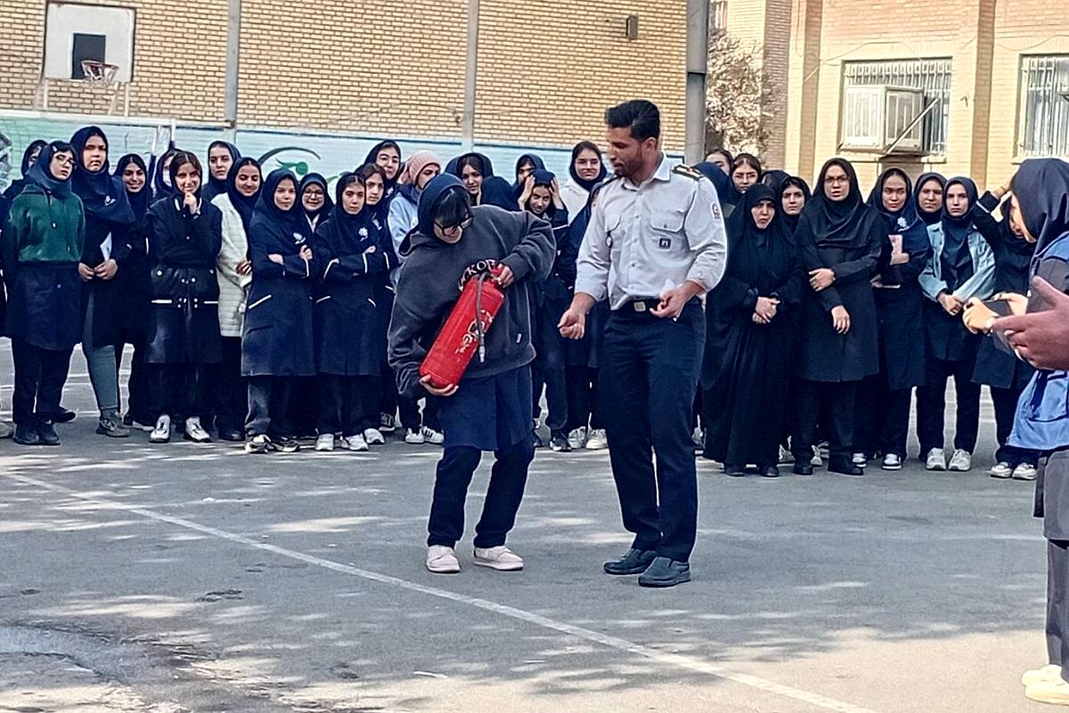 حضور‌ آتش نشانان شهر قدس در دبیرستان فرزانگان