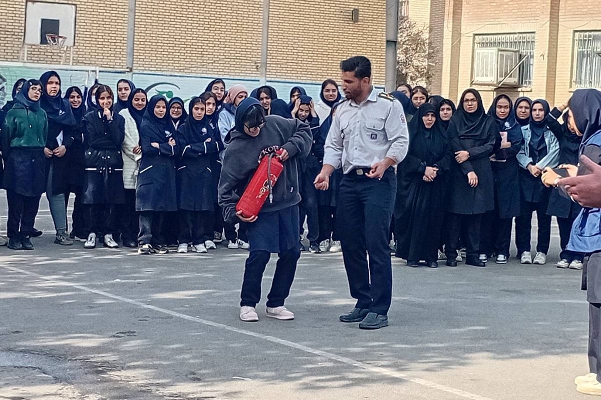 حضور‌ آتش نشانان شهر قدس در دبیرستان فرزانگان