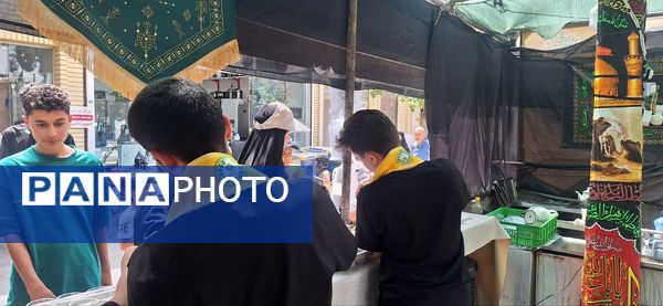 پذیرایی موکب سازمان دانش‌آموزی شهرستان اسفراین از عزاداران امام حسین (ع)