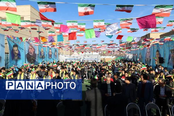 آیین نمادین نواختن «گلبانگ انقلاب اسلامی » در مدرسه احمد فتاحی ناحیه دو یزد