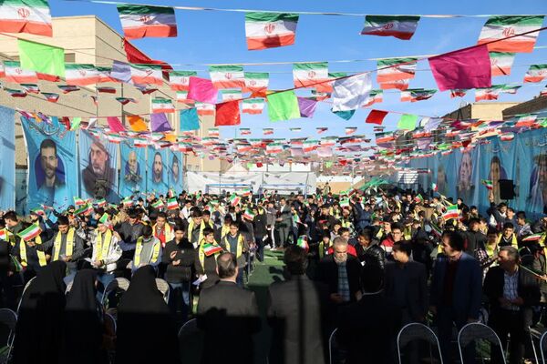 آیین نمادین نواختن «گلبانگ انقلاب اسلامی » در مدرسه احمد فتاحی ناحیه دو یزد