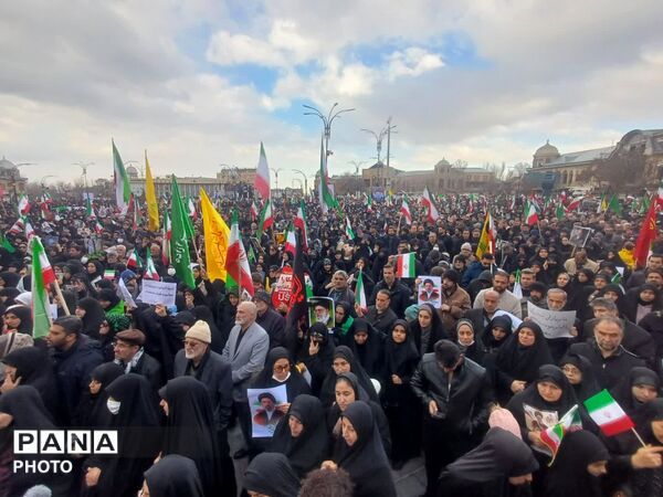 اجتماع باشکوه بیعت با رهبر انقلاب و مراسم تشییع شهیدان در میدان امام خمینی(ره)