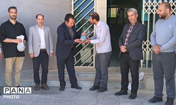 تقدیر و تشکر از عوامل اجرایی مدرسه شهید غفاری