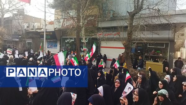 حضور افشار مختلف مردم نیشابور در راهپیمایی ۲۲ بهمن 