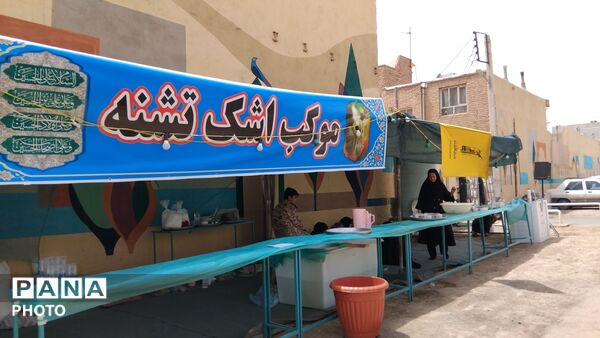 نسیم عشق در قم؛ میزبانی موکب ها از پیروان انقلاب