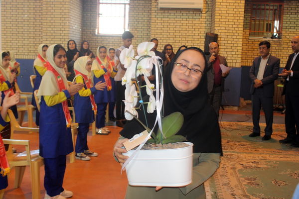 آیین سپاس معلم در دبستان دخترانه شهید باهنر بوشهر