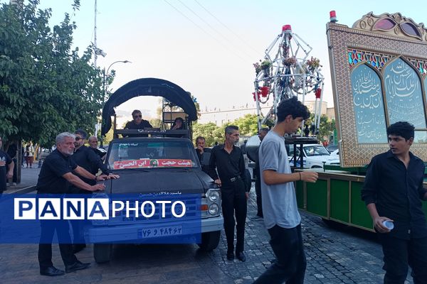 پیاده‌روی زائران کاروان پیاده هیات محبان الرضا (ع) شهرستان فیروزآباد در شیراز