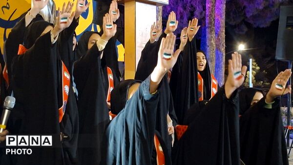 حضور دانش‌آموزان پیشتاز دبستان حضرت خدیجه(س) در اجتماعات شبانه‌رشتخوار