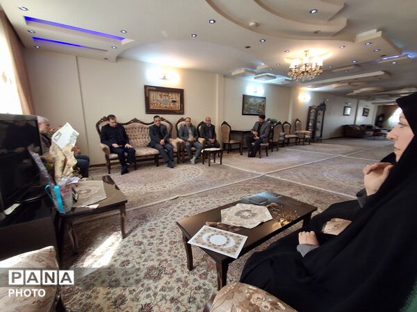 دیدار مدیر آموزش و پرورش ناحیه پنج مشهد با برادر شهید خیرزاده