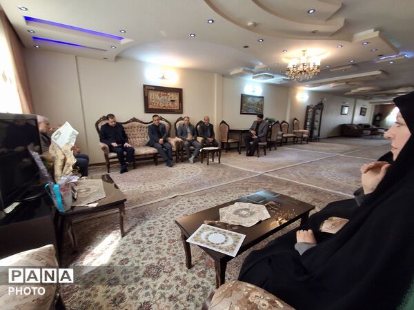 دیدار مدیر آموزش و پرورش ناحیه پنج مشهد با برادر شهید خیرزاده