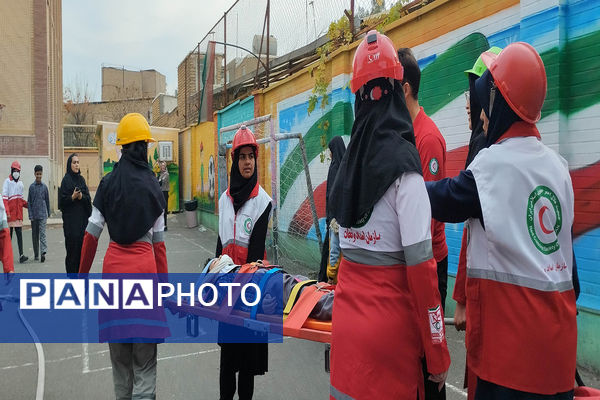 مانور زلزله در مدارس پیشوا «با شعار مدرسه ایمن، جامعه تاب آور»