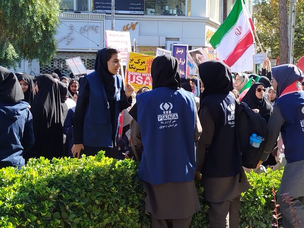 حضور پرشور دانش‌آموز خبرنگاران پانا کاشمر در راهپیمایی ۱۳ آبان