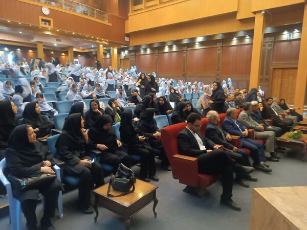 نواختن زنگ سپاس در فرهنگسرای آریو مصلی نژاد 