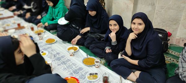 ضیافت افطاری ماه مبارک رمضان در دبیرستان پژمان بختیاری ناحیه یک مشهد 
