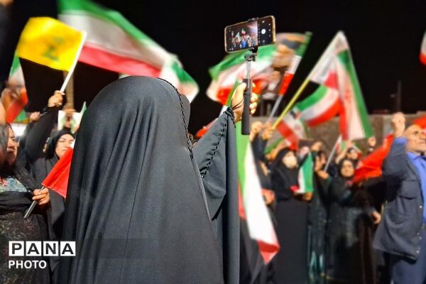 شامگاهی دیگر از حضور گرمه مردمان باشتی در کف خیابان‌ها