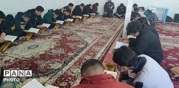 محفل جزء‌خوانی قرآن کریم در دبیرستان پسرانه صدرا ابرکوه