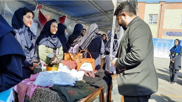 اولین نمایشگاه ماها در دبیرستان فرزانگان ۲ دوره دوم ناحیه ۷ مشهد