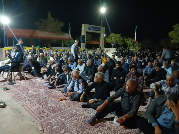 مراسم شبی با شهدا در محل گلزار شهدای روستای بزنجرد شهرستان خلیل‌آباد