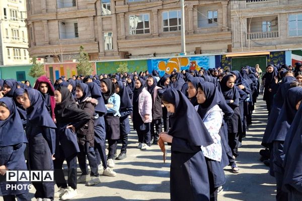 تقدیر از رتبه های برتر درسی در دبستان مریم بهارستان دو