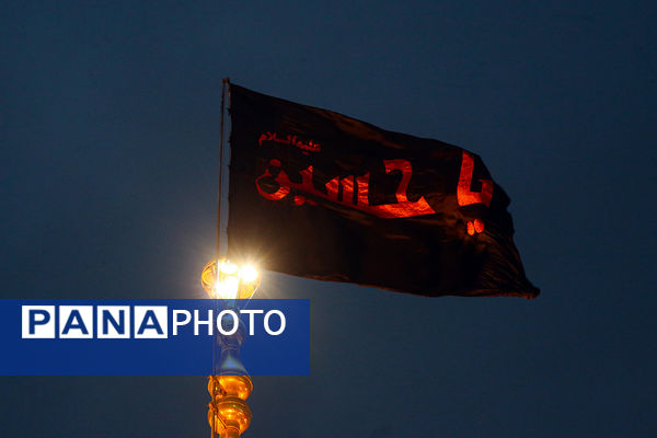 اهتزاز پرچم عزای سیدالشهدا(ع) بر فراز گنبد حرم حضرت معصومه(س)